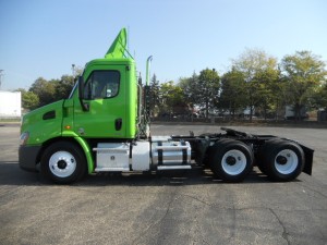 FREIGHTLINER CASCADIA TANDEM AXLE DAYCAB